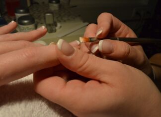 Unghie finte, fanno male ai bambini? Rischi e conseguenze Unghie finte fanno male ai bambini