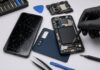 Samsung con problemi hardware: come valutare il costo di riparazione del tuo cellulare Samsung riparazione di smartphone samsung con schermo rotto e componenti interni visibili su banco tecnico